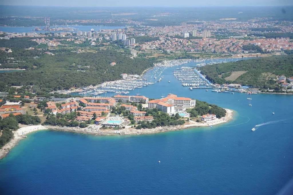 Pula 2-Bedroom Apartment for 4 Guests with Parking