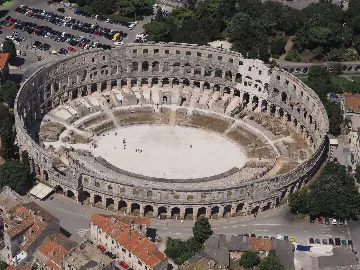 Pula 2-Bedroom Apartment for 4 Guests with Parking