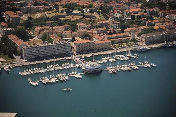 Pula 2-Bedroom Apartment for 4 Guests with Parking