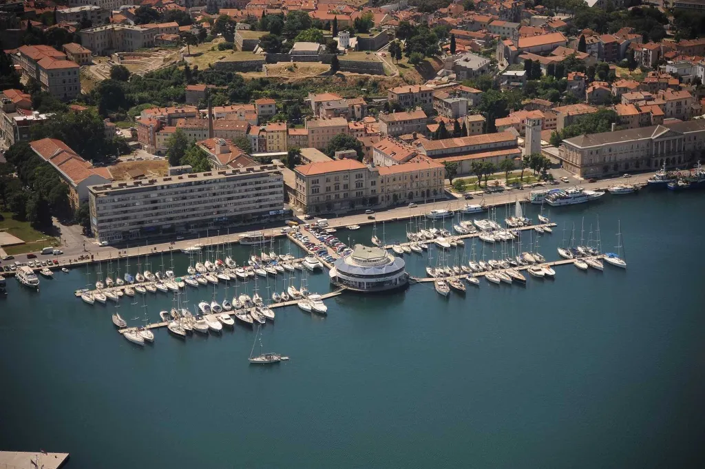 Pula 2-Bedroom Apartment for 4 Guests with Parking