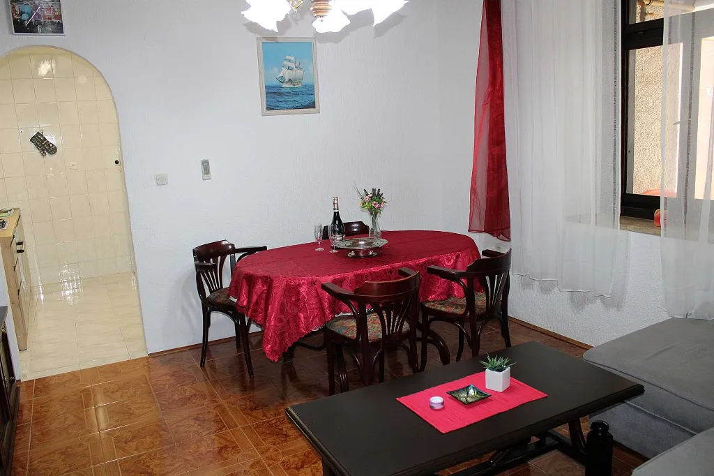 Pula Center Apartment with Terrace for 3-4 Guests