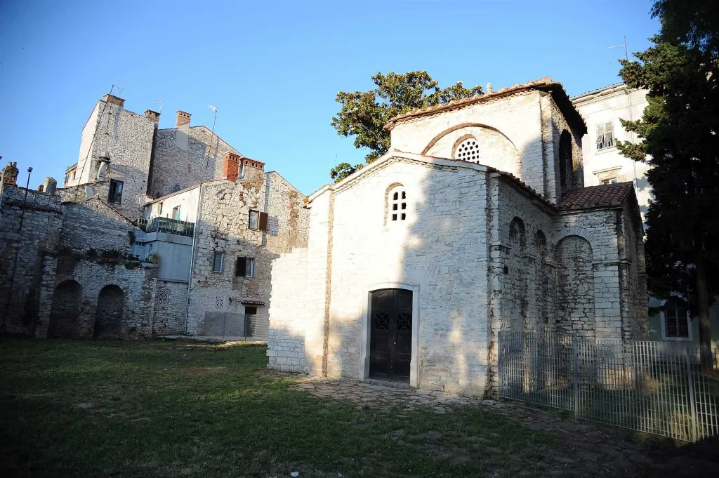 Pula Center Apartment with Terrace for 3-4 Guests