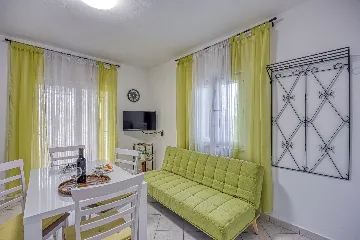 Apartment for 2 with BBQ and Yard in Fažana