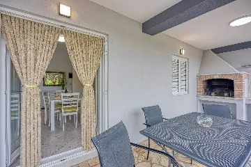 Apartment for 2 with BBQ and Yard in Fažana