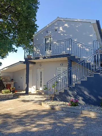 Apartment for 2 with BBQ and Yard in Fažana