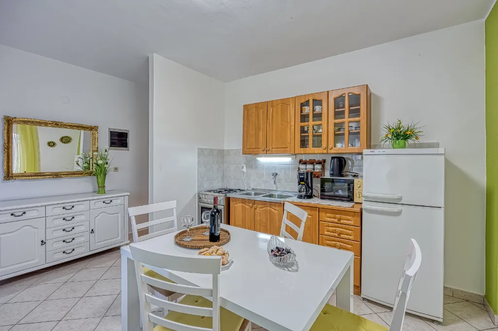 Apartment for 2 with BBQ and Yard in Fažana