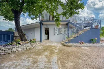 Apartment for 2 with BBQ and Yard in Fažana