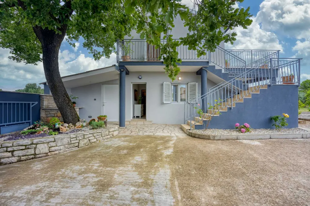 Apartment for 2 with BBQ and Yard in Fažana