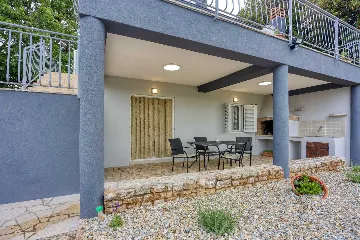 Apartment for 2 with BBQ and Yard in Fažana