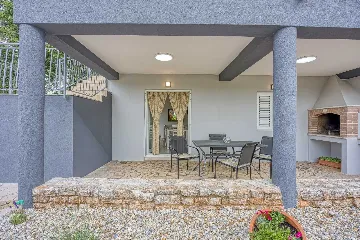 Apartment for 2 with BBQ and Yard in Fažana