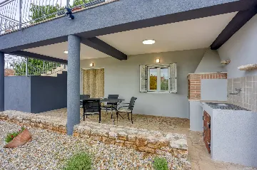 Apartment for 2 with BBQ and Yard in Fažana