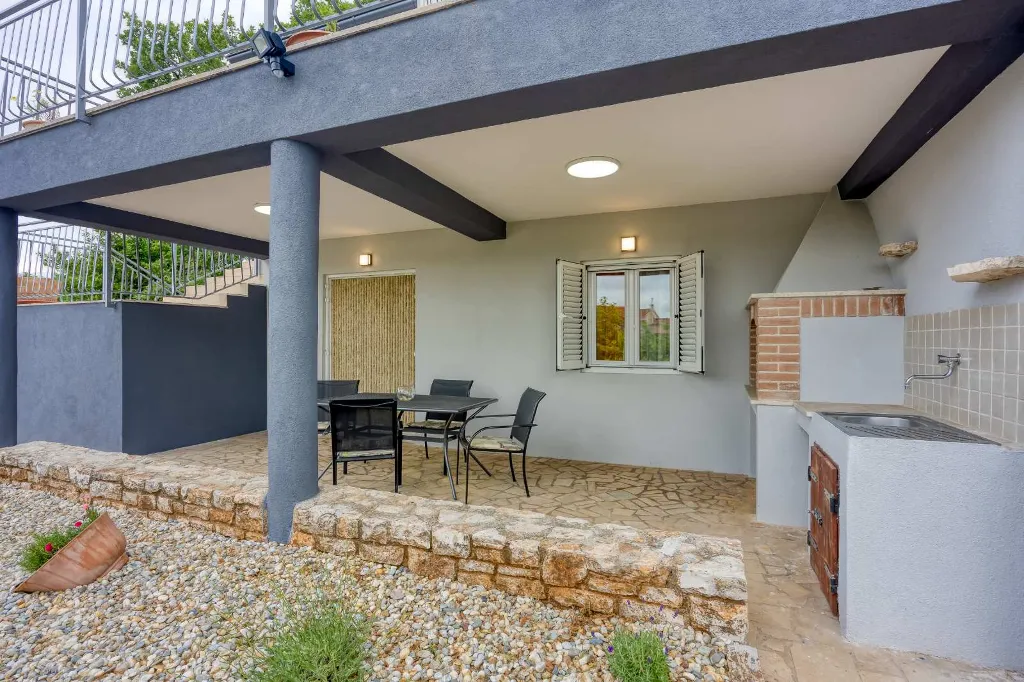 Apartment for 2 with BBQ and Yard in Fažana
