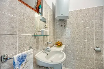 Apartment for 2 with BBQ and Yard in Fažana