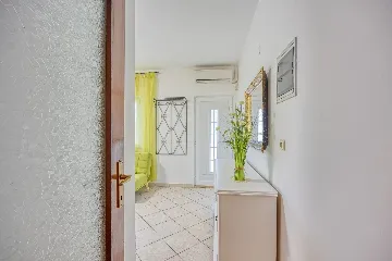 Apartment for 2 with BBQ and Yard in Fažana