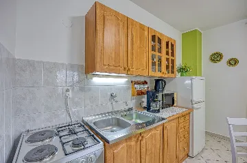 Apartment for 2 with BBQ and Yard in Fažana