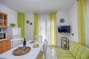 Apartment for 2 with BBQ and Yard in Fažana