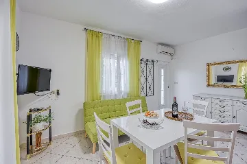 Apartment for 2 with BBQ and Yard in Fažana