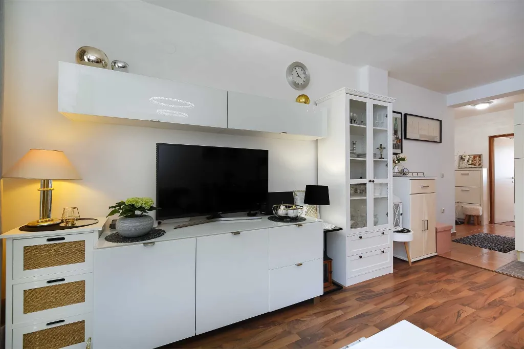 1-Bedroom Apartment with Parking in Jadreški