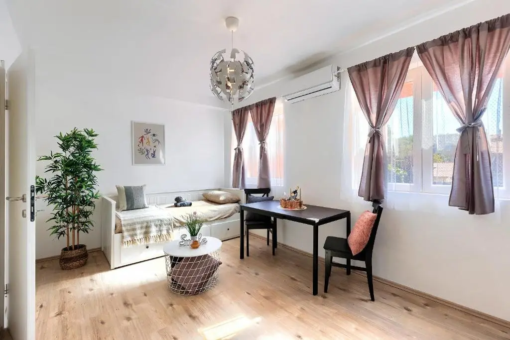 Pula Studio for 2 Guests with Parking