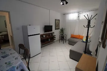 1-Bedroom Apartment in Vinkuran for Up to 4 Guests