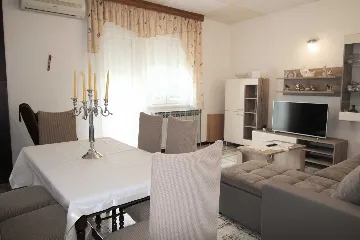3-Bedroom Apartment in Ližnjan for up to 5