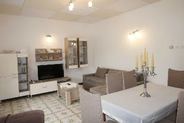 3-Bedroom Apartment in Ližnjan for up to 5