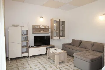 3-Bedroom Apartment in Ližnjan for up to 5