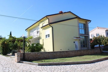 3-Bedroom Apartment in Ližnjan for up to 5