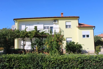 3-Bedroom Apartment in Ližnjan for up to 5