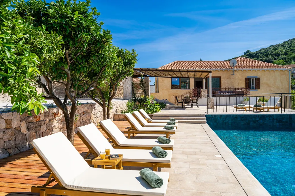 Seaside Infinity Villa with Private Estate, Molunat