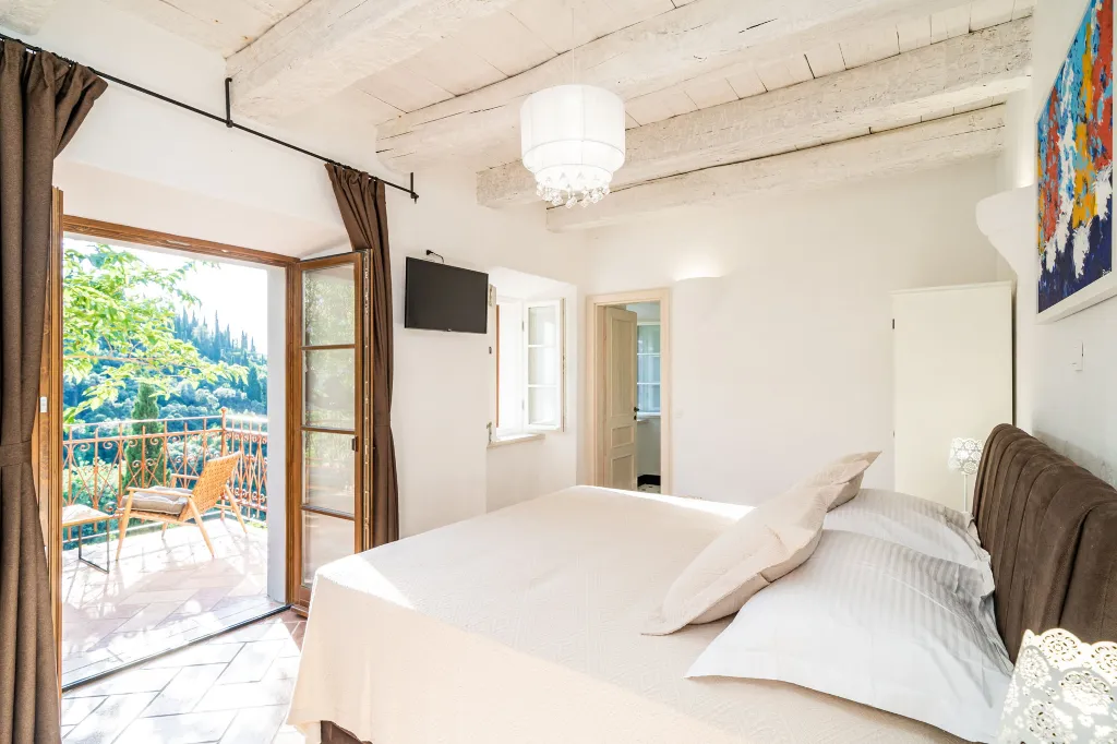 Seaside Infinity Villa with Private Estate, Molunat