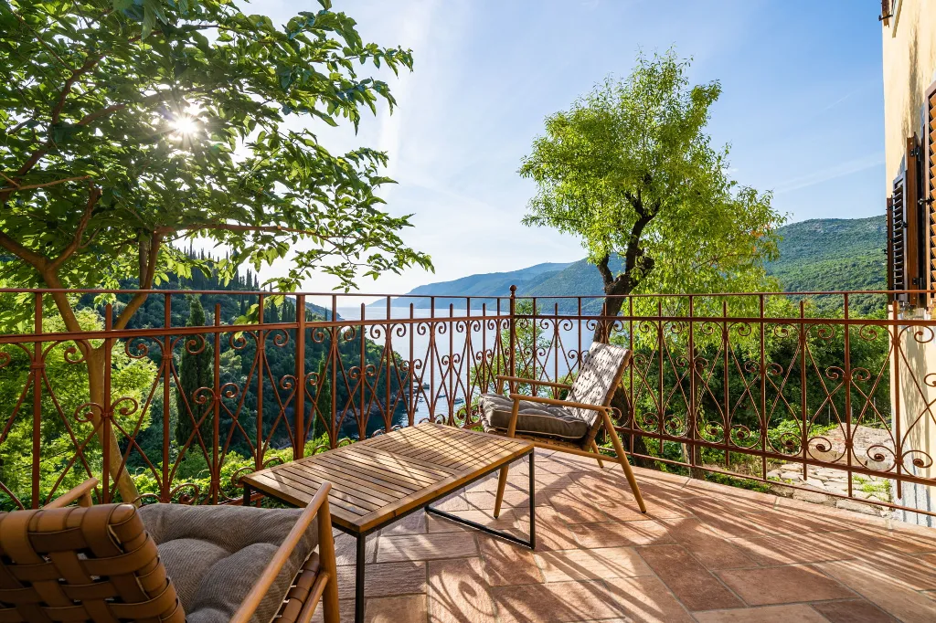 Seaside Infinity Villa with Private Estate, Molunat