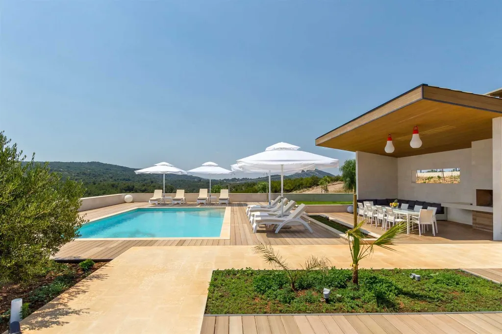 Spacious Island Villa with Pool in Hvar