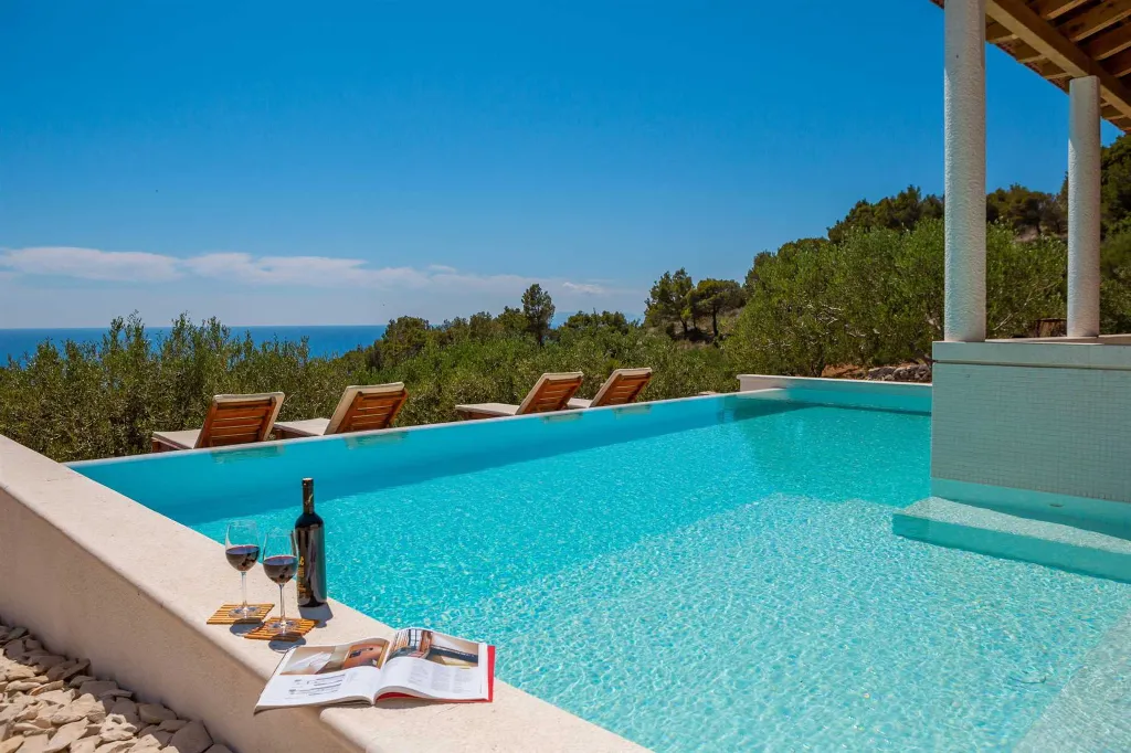 Spacious Stone Villa with Pool in Sveta Nedjelja