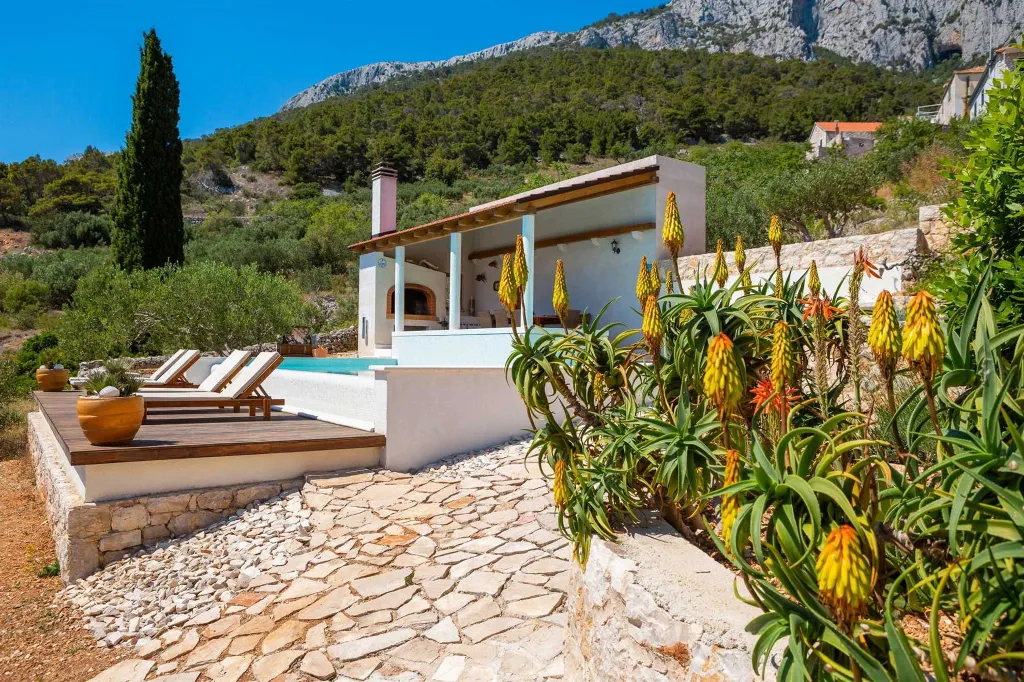 Spacious Stone Villa with Pool in Sveta Nedjelja
