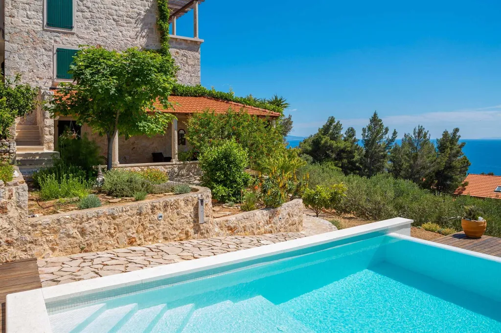 Spacious Stone Villa with Pool in Sveta Nedjelja
