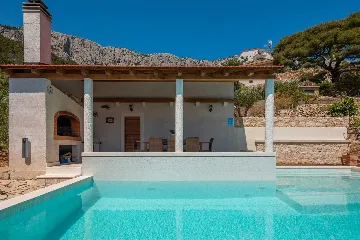 Spacious Stone Villa with Pool in Sveta Nedjelja