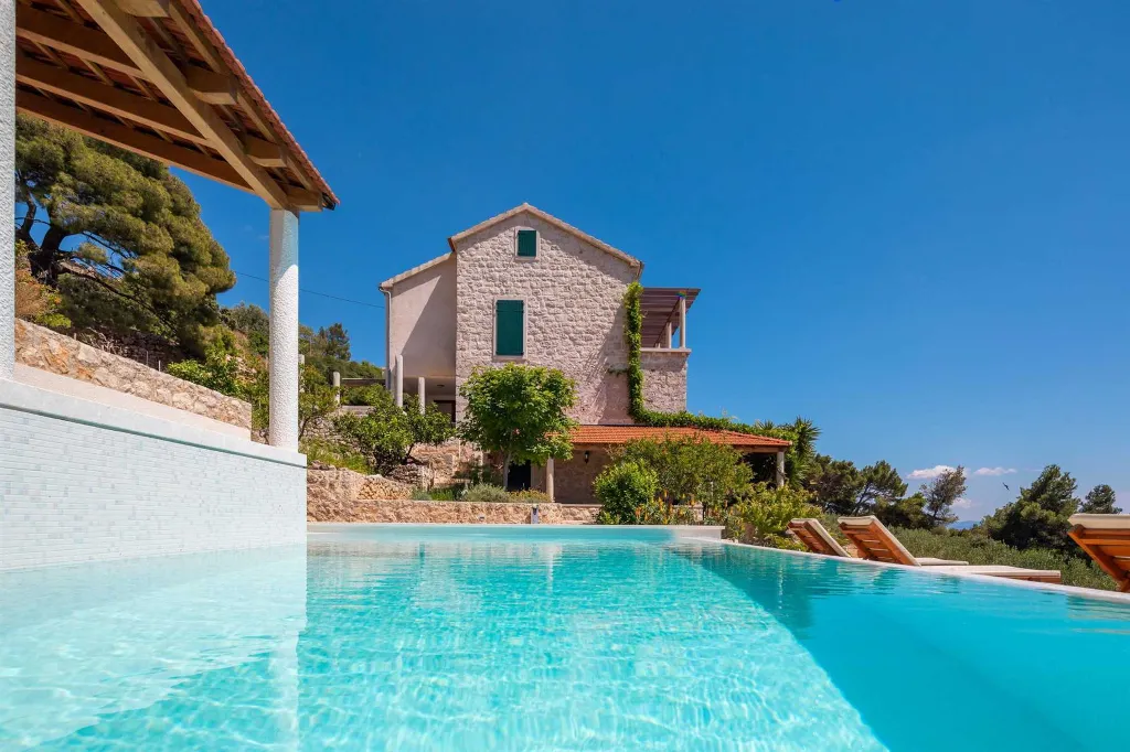 Spacious Stone Villa with Pool in Sveta Nedjelja