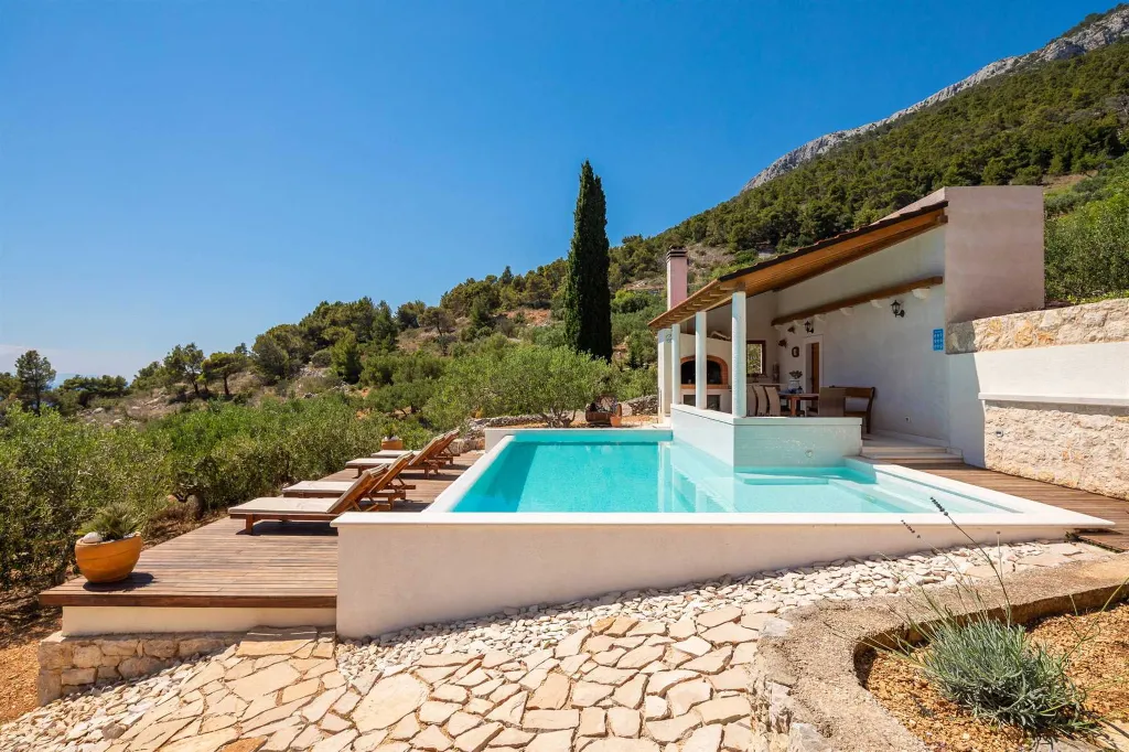 Spacious Stone Villa with Pool in Sveta Nedjelja