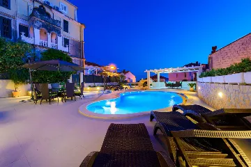 Spacious Villa Retreat With Heated Pool, Dubrovnik