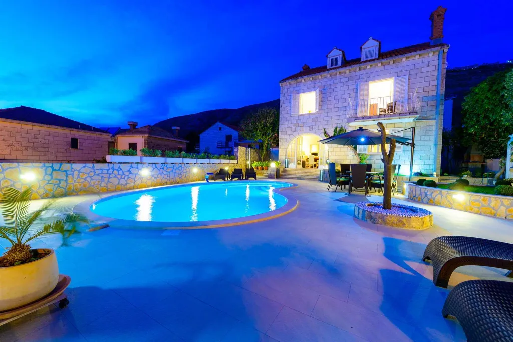 Spacious Villa Retreat With Heated Pool, Dubrovnik