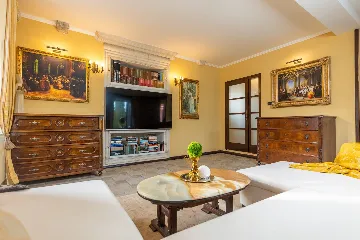 Spacious Family Villa with Pool in Mlini