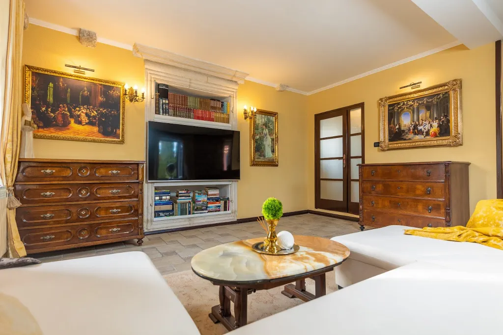 Spacious Family Villa with Pool in Mlini