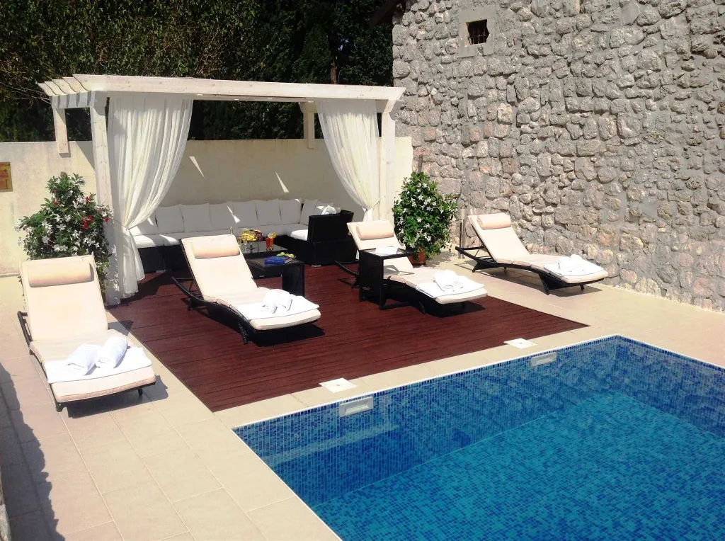 Spacious Family Villa with Pool in Mlini