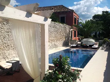 Spacious Family Villa with Pool in Mlini