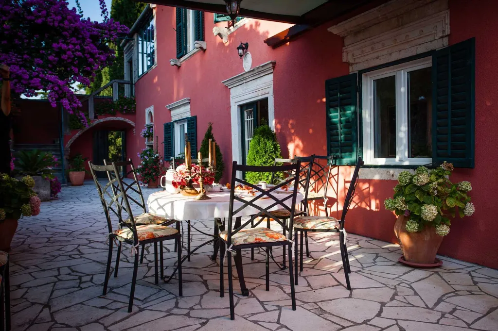 Spacious Family Villa with Pool in Mlini
