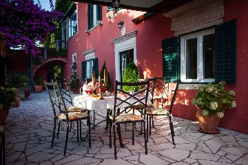 Spacious Family Villa with Pool in Mlini