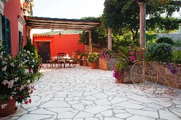 Spacious Family Villa with Pool in Mlini