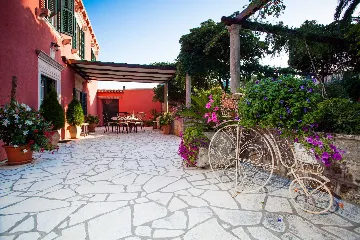 Spacious Family Villa with Pool in Mlini