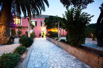 Spacious Family Villa with Pool in Mlini